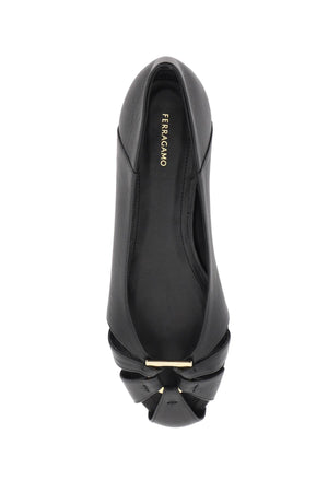 優雅黑色真皮芭蕾舞鞋，女款，鑲有標誌性剪空金西尼掛鈎