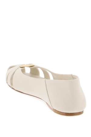 白色皮革球鞋，带有标志性的Gancini装饰 - SS24