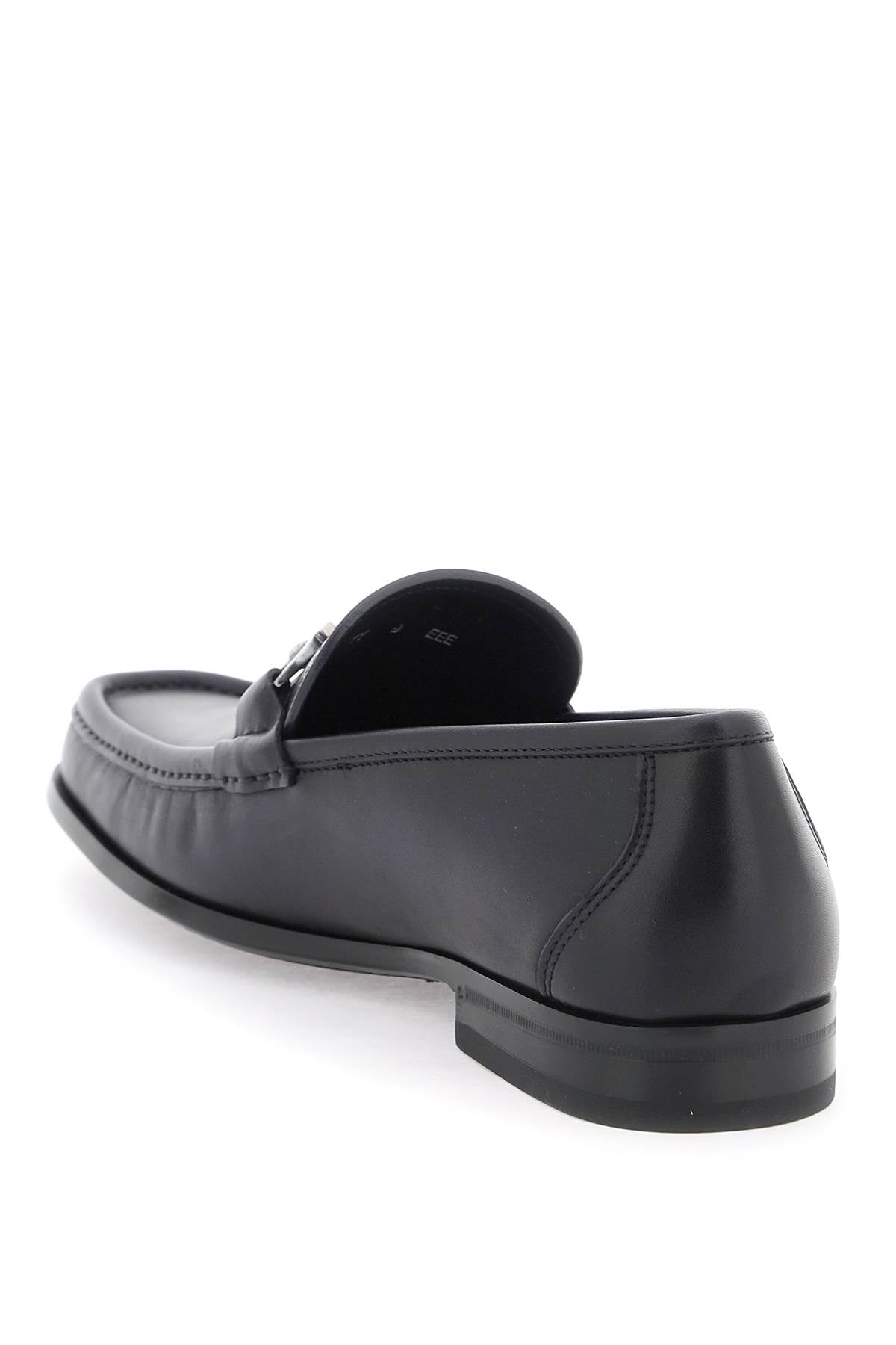 典雅的男士黑色皮革樂福鞋，配有标志性的干蒂尼钩针