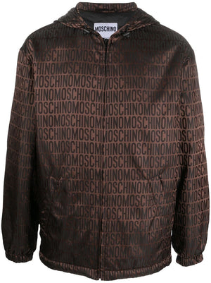 Áo khoác nịt nắng MOSCHINO COUTURE nam màu nâu gỗ nhẹ với họa tiết logo trên toàn bộ