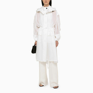 白色丝绸混纺披风夹克，搭配同色调帽子和收腰设计，女款