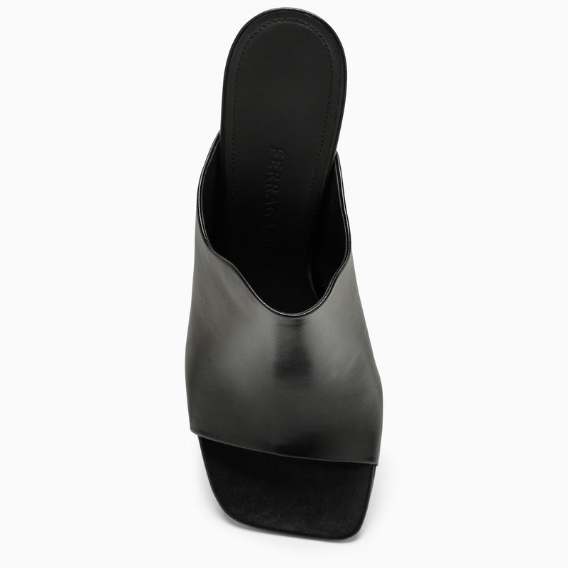 女生黑色真皮平底鞋 - FW23季节款，露趾设计，细高跟，真皮鞋底