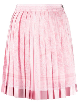 浅粉色晚宴衬托条纹和美杜萨雕饰的绗缝迷你裙