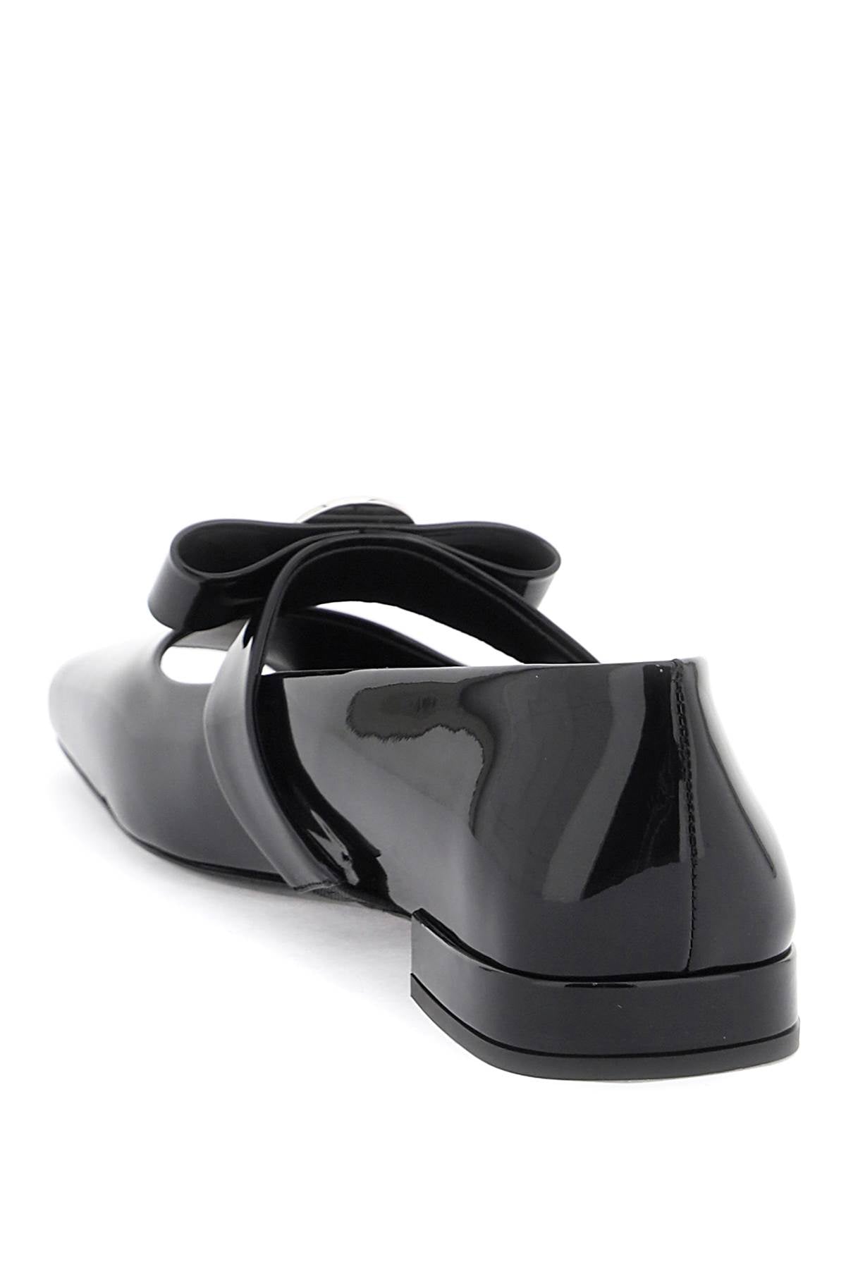 精緻漆皮款式 華麗羅馬平底鞋：時尚 SS24 你的最佳造型選擇！