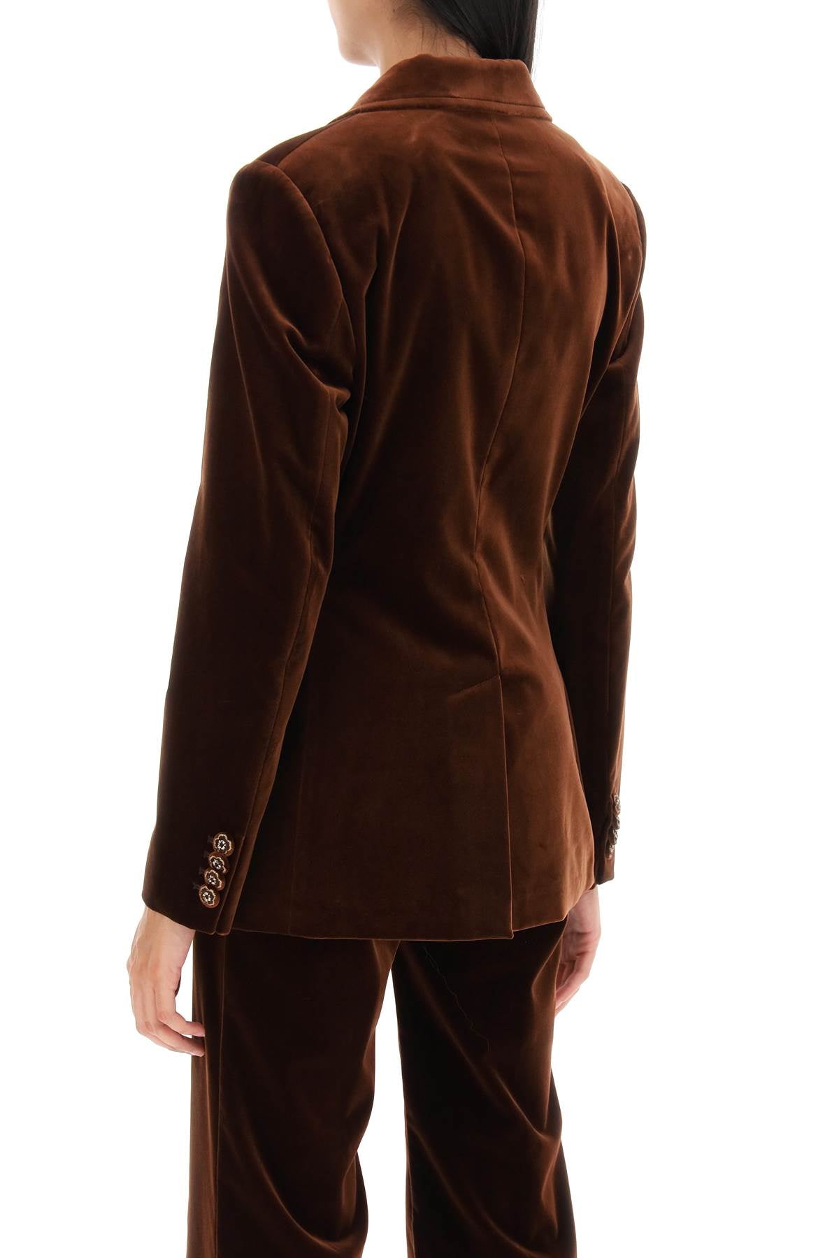 女士棕色天鹅绒外套，带有花卉刺绣纽扣和解构设计