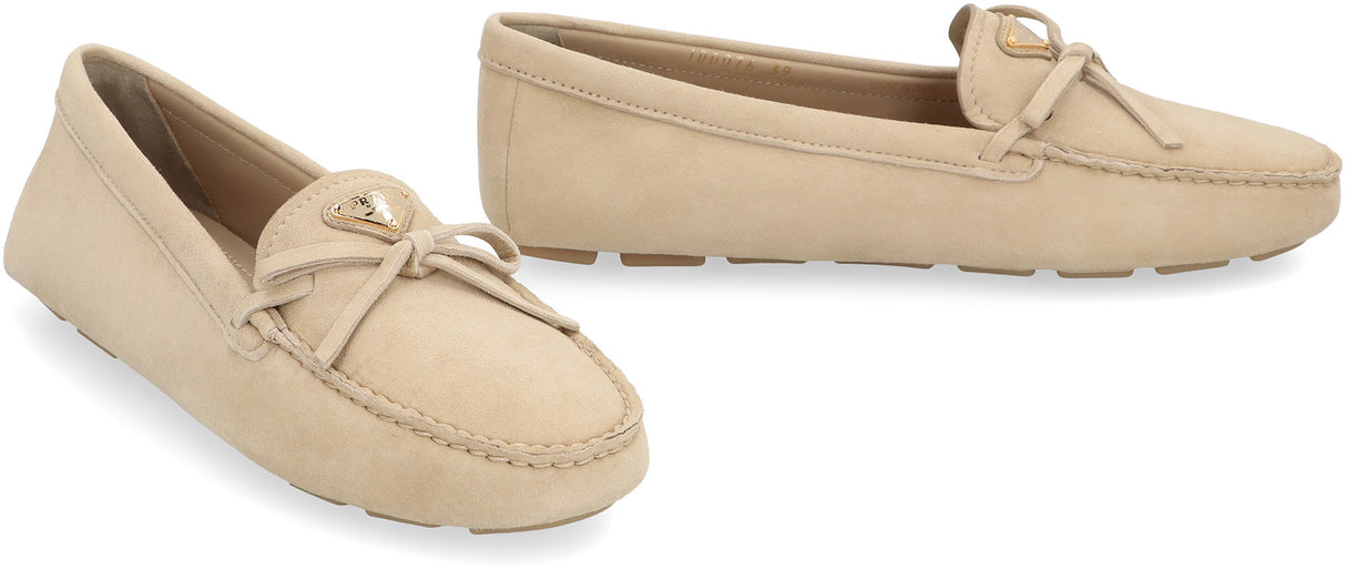 淡米色麂皮平底鞋，前蝴蝶结和可见缝线