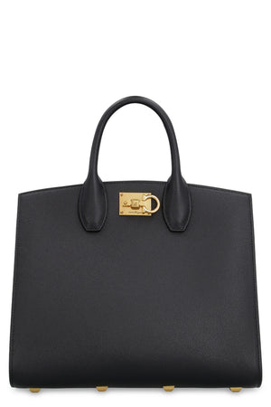 典雅时尚：女士必备的黑色皮革手提包