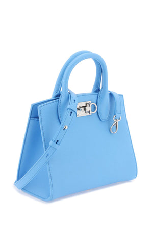 淡蓝色皮革小型手提包，带有标志性的Gancini挂钩图案