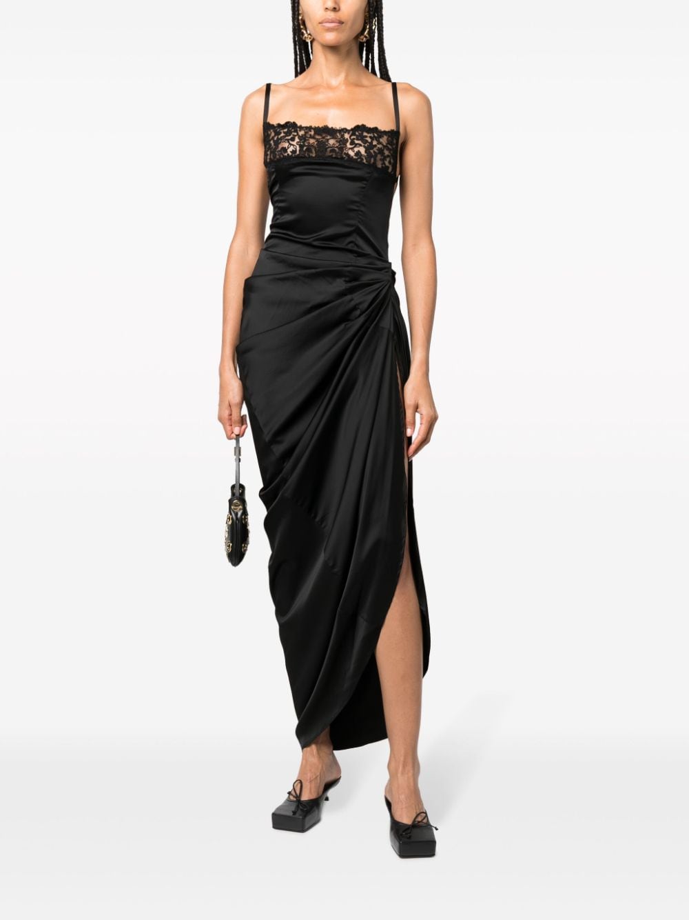 フローラル刺繍の不均等な黒いドレス（ブランド名を除く）
