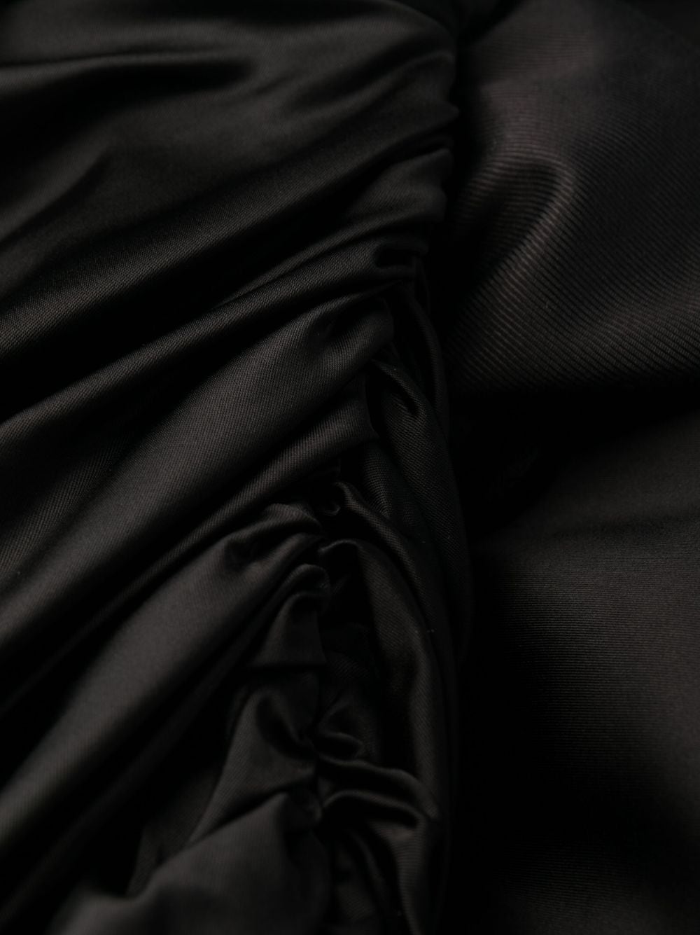 上品な黒のサテンミニドレス - SS24コレクション