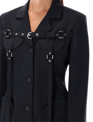 招牌：黑色裝備夾克，可調整皮帶式門扣和裝飾吊墜