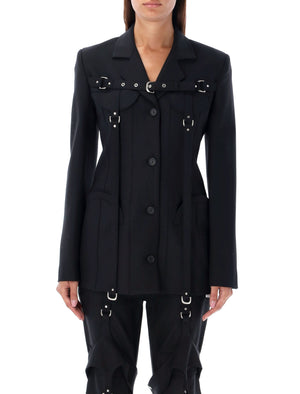 招牌：黑色裝備夾克，可調整皮帶式門扣和裝飾吊墜