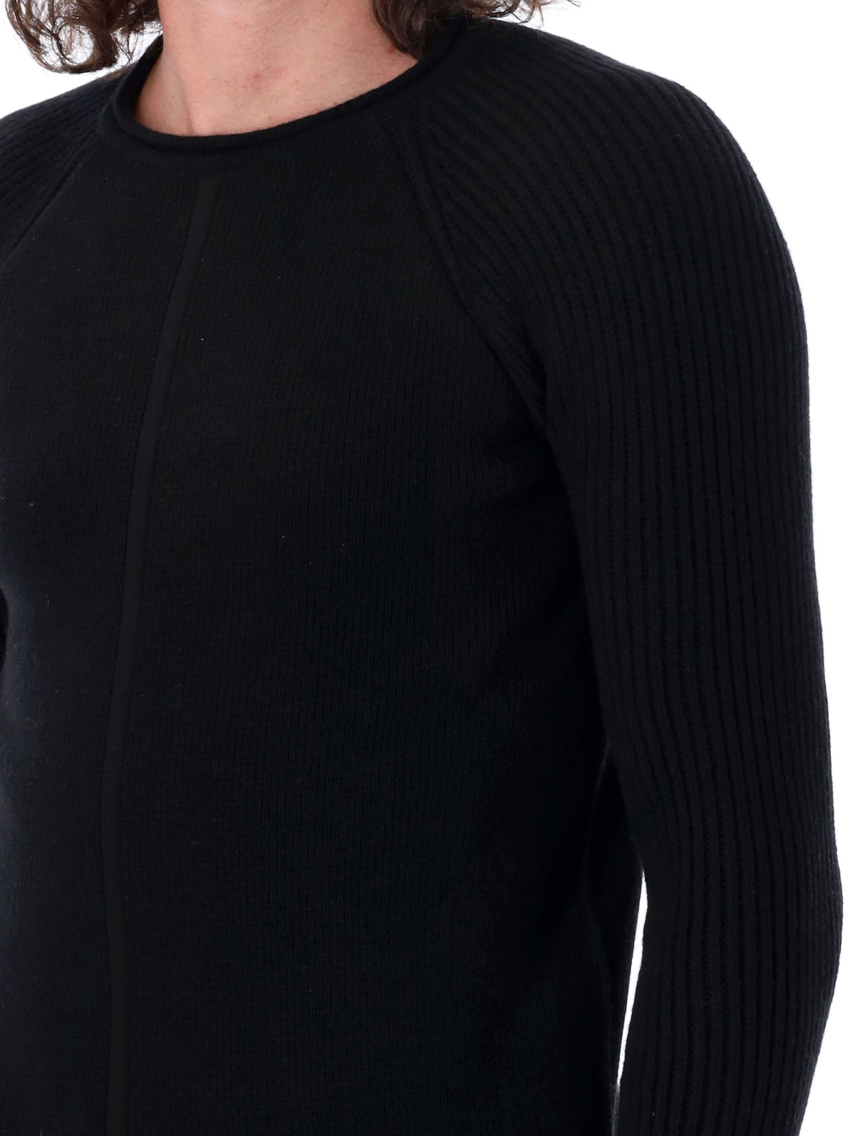 男士黑色圆领毛衣，带有折迭袖口和精致的编织饰边