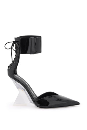 Dép tây đen da bóng với gót hình chóp tượng trưng và dây giày Velcro