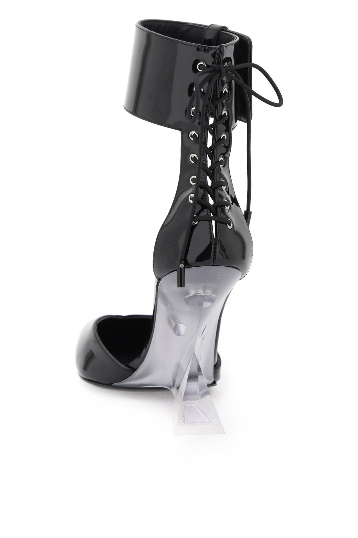Dép tây đen da bóng với gót hình chóp tượng trưng và dây giày Velcro