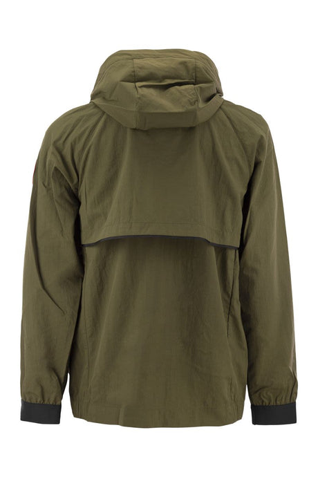 メンズ向けのミリタリーグリーンフード付きジャケット - SS24コレクション