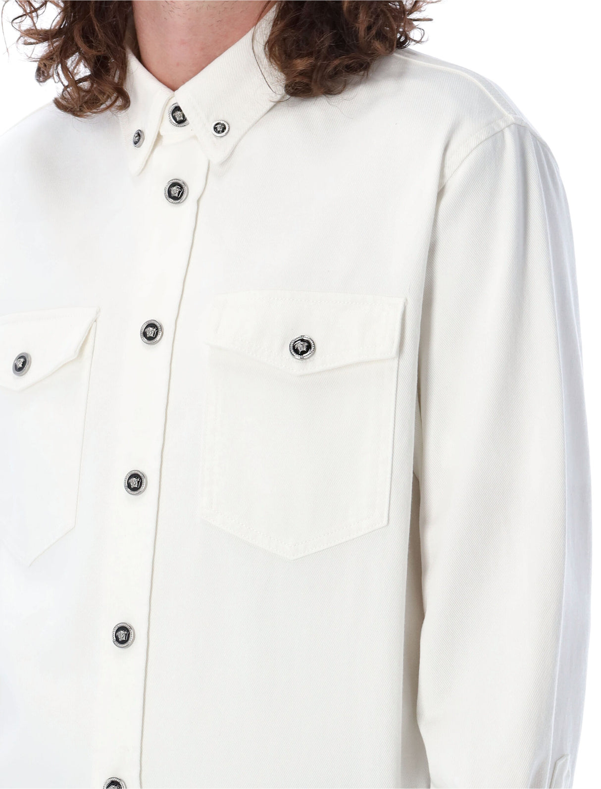 メンズホワイトデニムオーバーシャツ with メデューサハードウェア and ボタンクロージャー