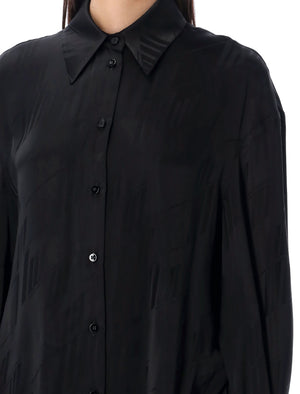 黑色印花连身裤，质感缎面和标识图案
