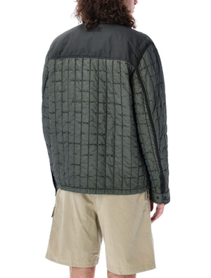 マスクカラーでオリジナリティが光る男性用リーキルトゥッドシャツジャケット by ストーンアイランド
