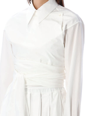 經典白色女士正式包覆衫，採用包覆式閉合和帶扣袖口