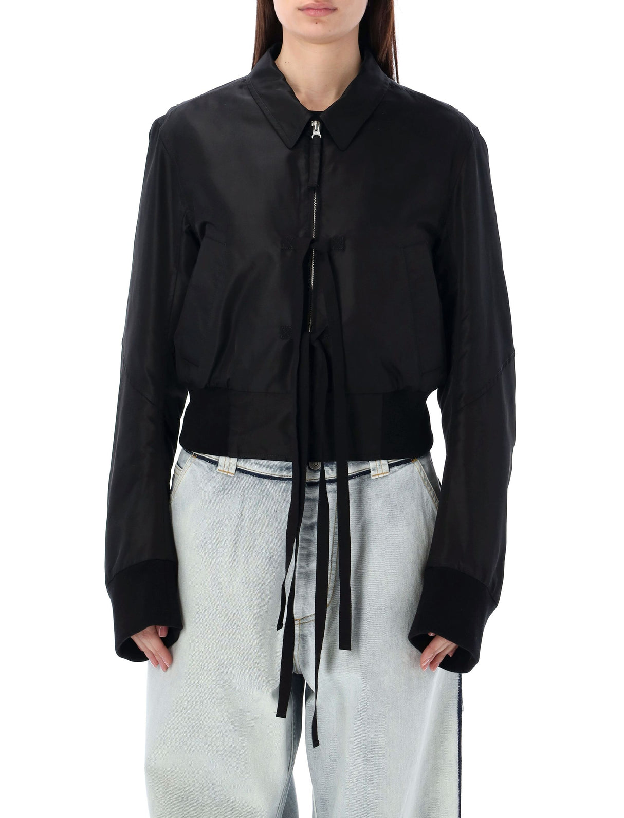 女装尼龙短款西装外套-黑色对比色腰边和袖口设计前拉链蝴蝶结细节