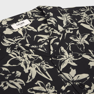 黒とバニラ色のハワイアンビスコースシャツ、メンズ用リリー花柄 - SS24