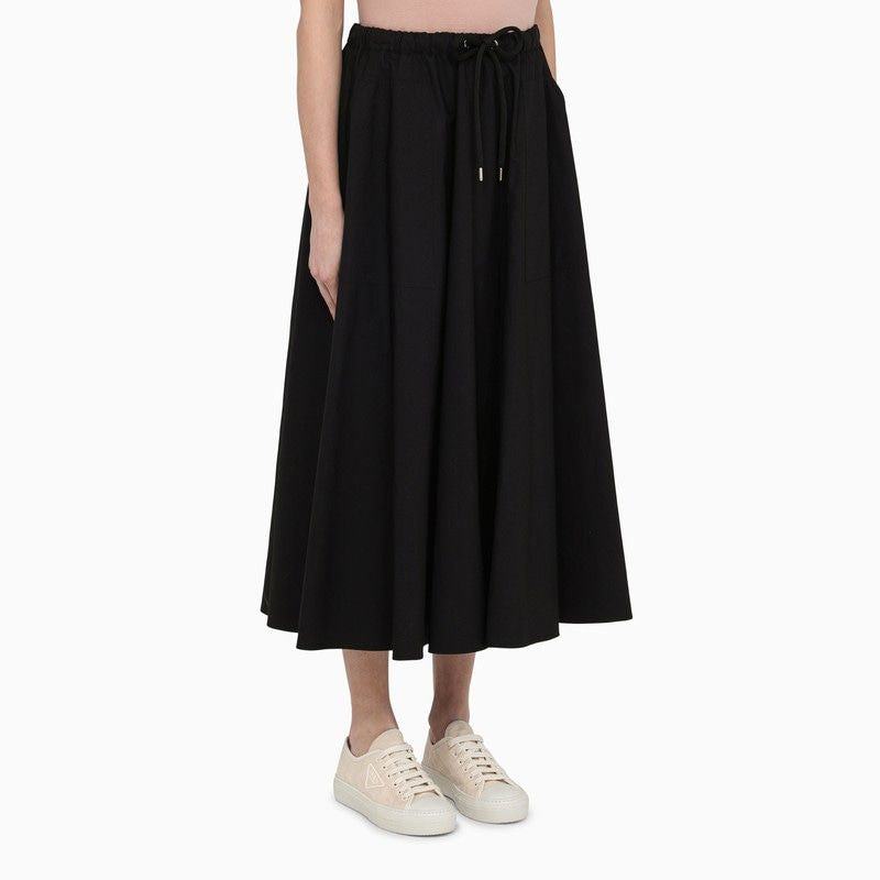 Chân váy dài bằng vải cotton đen với phần thân lưng thun và túi