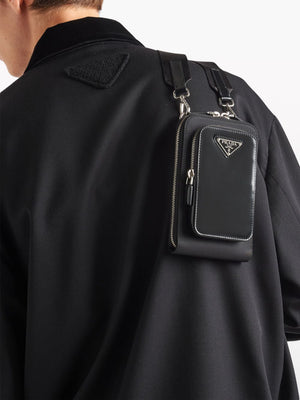 男士黑色RE-NYLON智能手机套，配有皮革细节