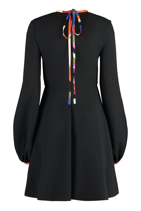 时尚优雅的黑色绉纱连衣裙，配对比拼贴花袖和泡泡袖设计