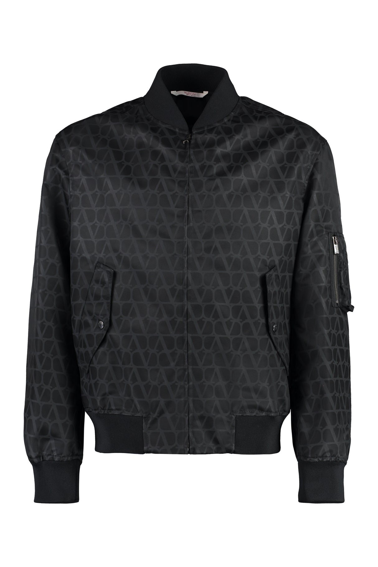Áo khoác bomber Nylon màu đen với họa tiết đặc trưng và chi tiết cổ áo dệt kim cho nam