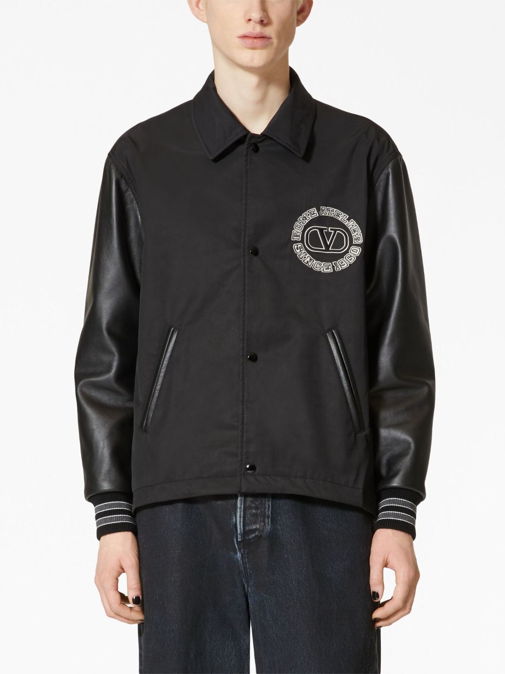 黑色尼龍運動外套，搭配皮革袖子和瓦倫蒂諾標章