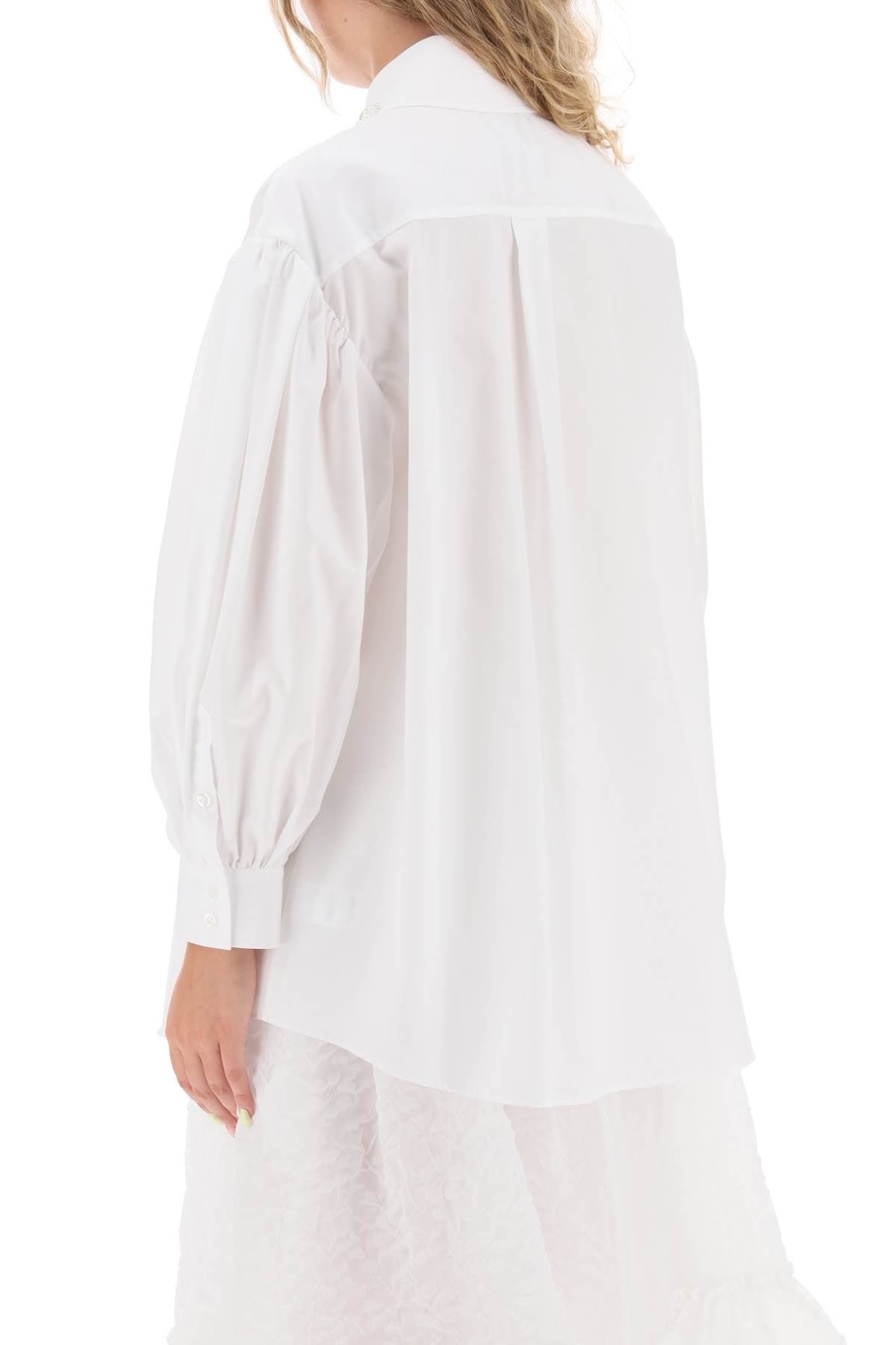 经典白色衬衫，优雅泡泡袖，饰以珍珠和水晶装饰