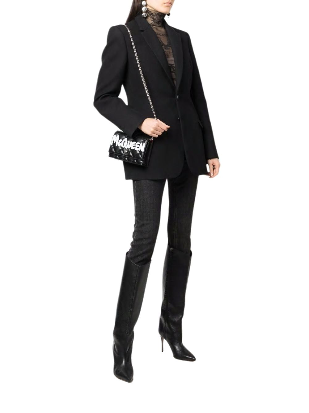 Túi điệu đà đen và kem với thiết kế họa tiết đầu lâu dành cho nữ trong mùa SS24