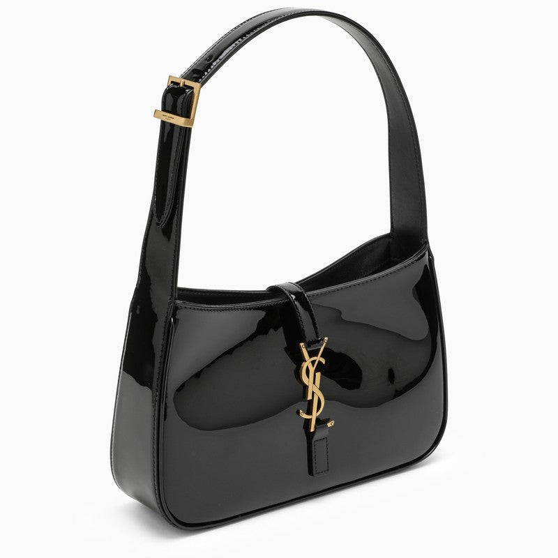 Túi vai da bóng đen với logo kim loại nổi và quai đeo có thể điều chỉnh