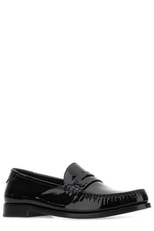 經典黑色拖鞋口字款：時尚黑色草編男士拖鞋，採用帶有字母標誌的款式