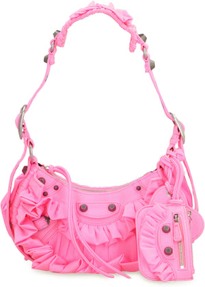 粉紅色飄逸帶扣斜挎手提袋，金屬釘子及扣環點綴