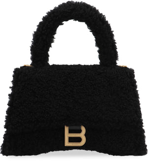 黑色假羊毛手提包，磁性扣和手柄設計
