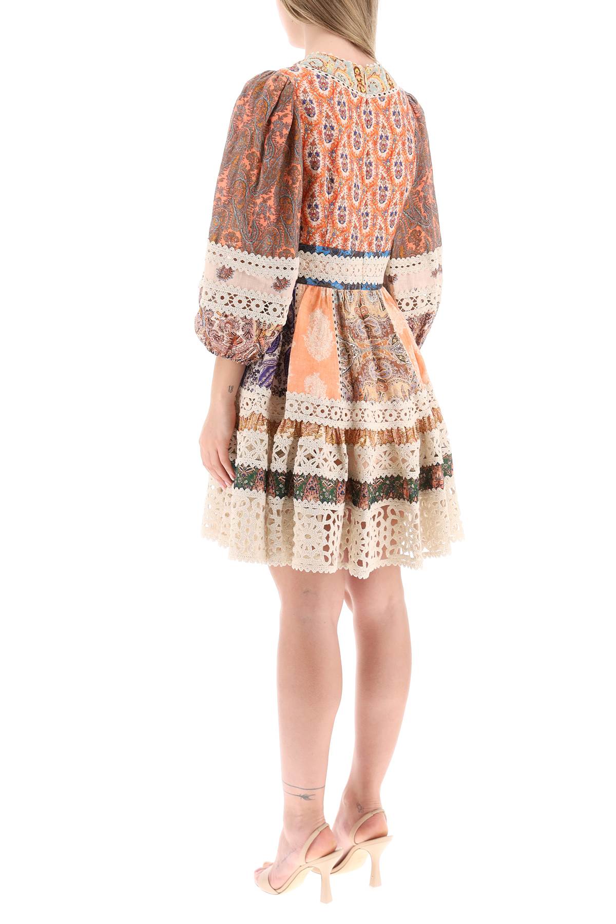 Bohemian Chic Mini Dress với Bộ Viền Đan và Mẫu Họa Tiết Paisley Toàn Thân