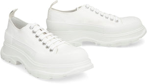 男款白色溜冰鞋，帶橡膠腳趾和壓印商標