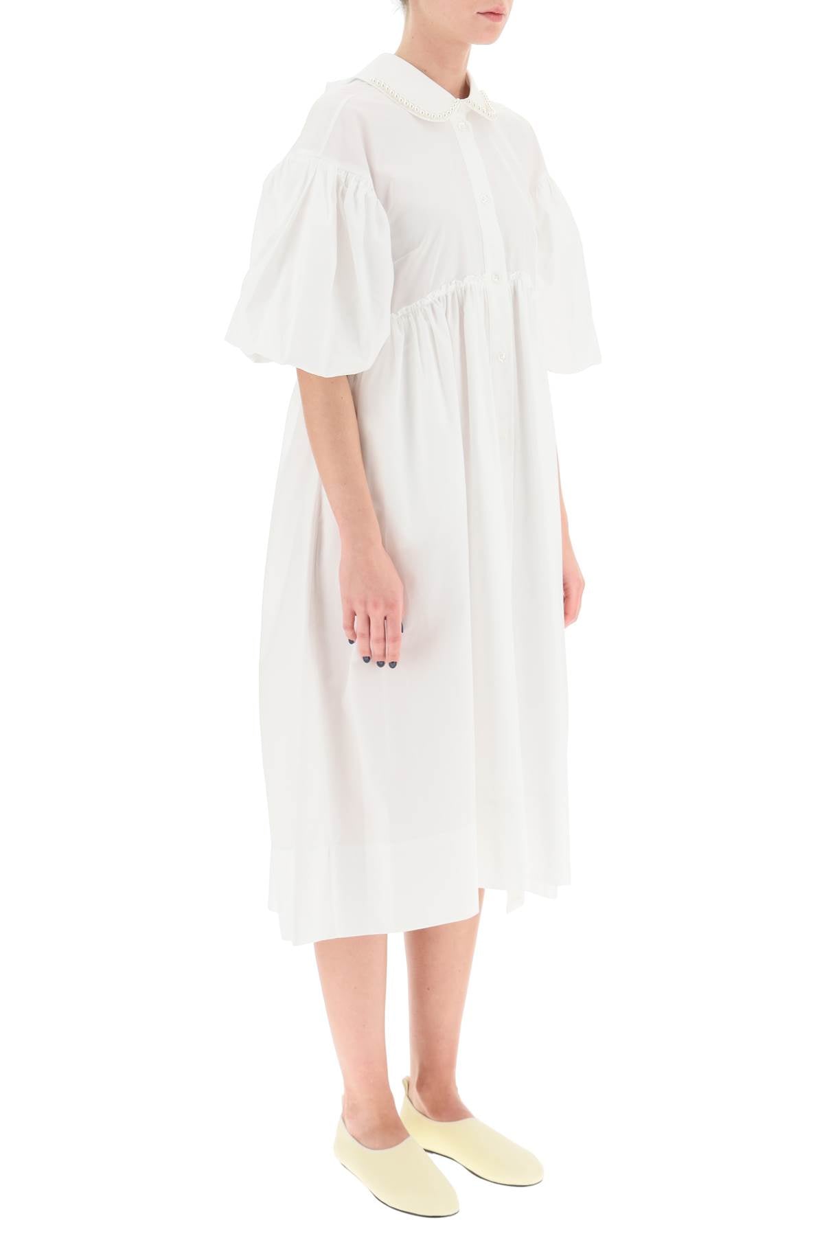 白色棉布中長款衣裙，搭配蓬袖和珠飾