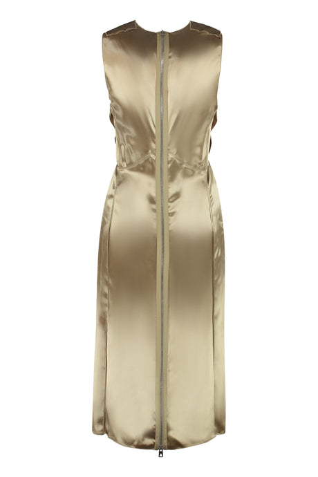 美しいサテンゴールドのドレス - SS23シーズン用のバックジップクロージャーとフロントスリット付き
