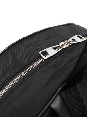 黑色尼龍背包，印有Logo和銀色配件