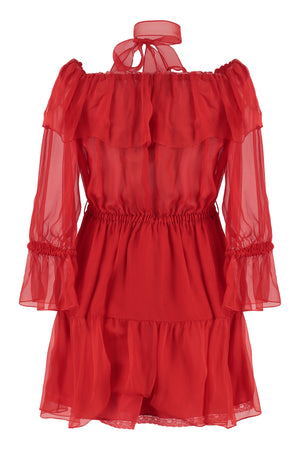 优雅红色雪纺连衣裙，蕾丝领口和围巾细节，适合SS23