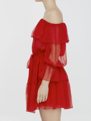 优雅红色雪纺连衣裙，蕾丝领口和围巾细节，适合SS23