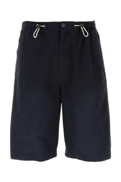 蓝色棉布渔夫短裤，带有刺绣设计，拉链和扣子闭合