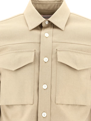 イタリアンカラーとフラップポケットが特徴のベージュのメンズオーバーシャツ