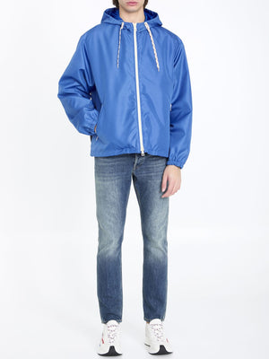 Áo khoác xanh dương nylon với chi tiết web và hình ảnh