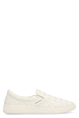 白色皮革运动鞋，带精美细节和圆头 - SS24系列