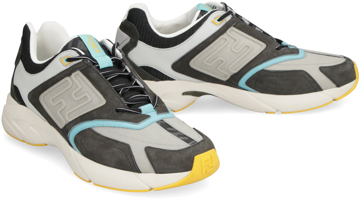 Giày sneaker nam màu xám thấp với logo in nổi và phần chèn vải