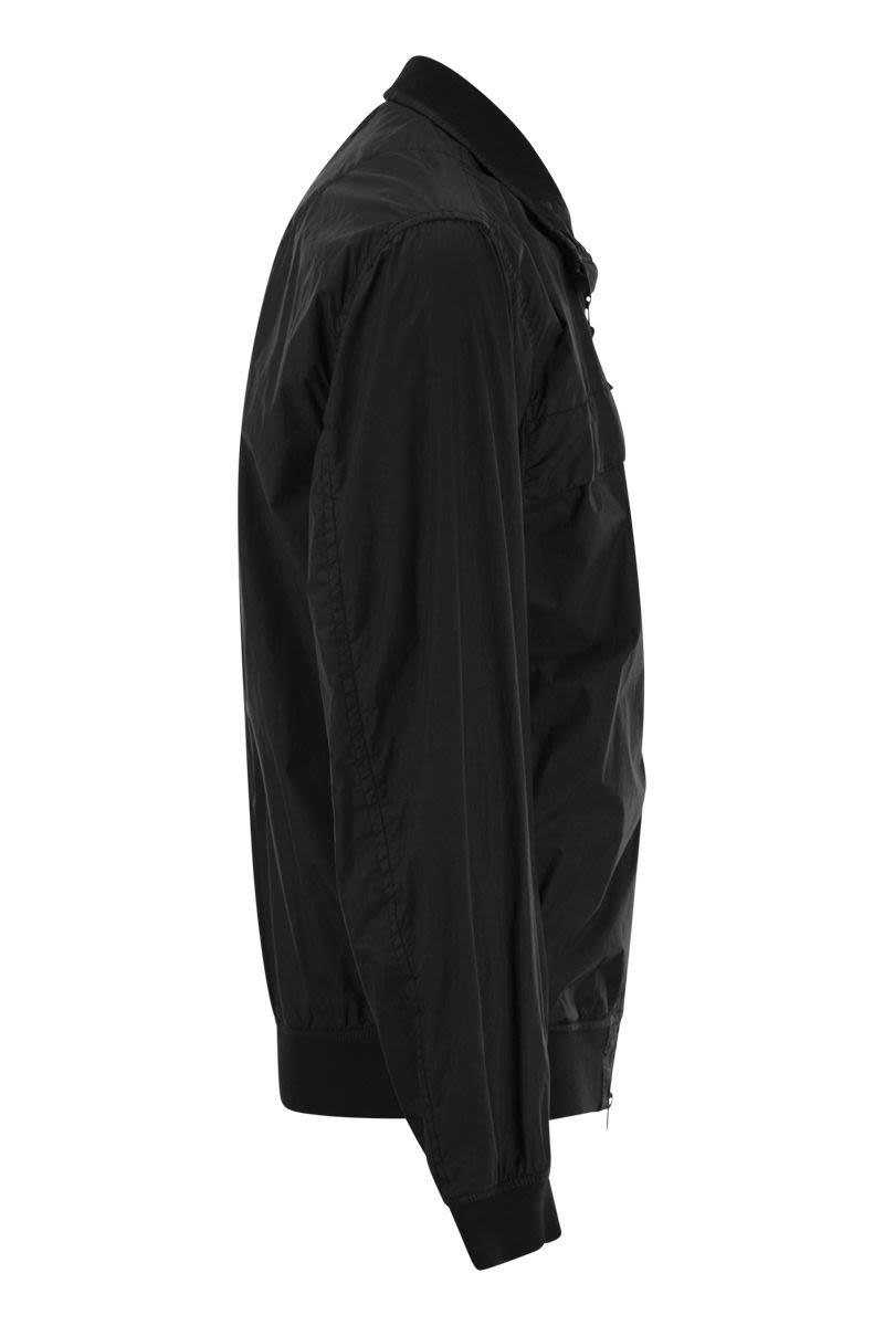 Áo khoác nhẹ nhàng màu đen bằng nylon cho nam với lớp hoàn thiện gia cố - SS24